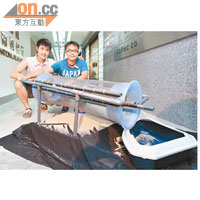 Michael（右）更與朋友共同開發「淘膠者一號」，是以旋轉扭力運作的執膠機。