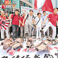 示威的市民踩爛紙紮日本軍人公仔以抗議佔領中國國土。（陳章存攝）