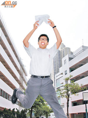 陳思凱昨得知成為第六位文憑試狀元，開心到跳起。