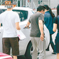 簡單回答記者問題後，陳振聰（左二）與家人坐車離去。