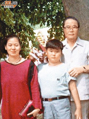 劉祥國（中）小時候與母親（左）及劉玉波的合照。