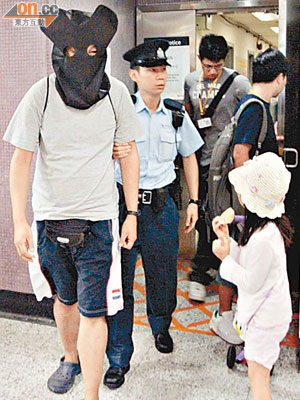 在銅鑼灣站被捕的色狼由警員帶署。（吳遠輝攝）