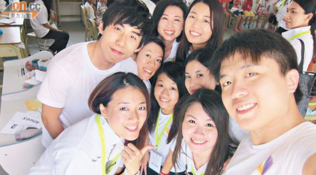 周沁（前左一）和賢慧社成員及九十後青年學生義工打成一片。