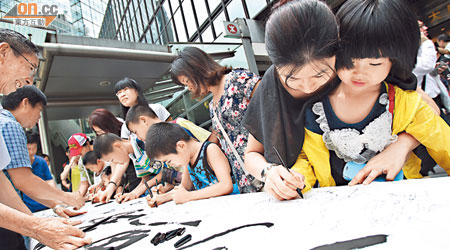 市民昨在中環的工聯會街站簽名抗議日本侵佔釣島。（霍振鋒攝）