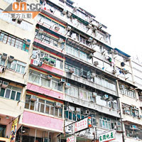 上海街一百三十六號四樓單位的改建工程被指阻礙逃生途徑。