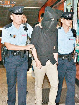 涉嫌偷拍裙底春大專男生被警員拘捕押走。（梁卓明攝）
