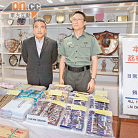 深水埗警區助理指揮官（刑事）劉達強（左）展示檢獲的證物。（趙瑞麟攝）