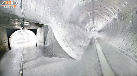 自半山流下的雨水經連接隧道（左）進入主隧道，再流出大海。