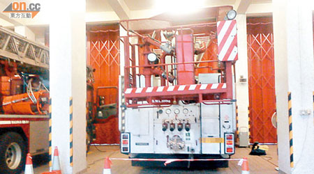升降台的救生籠呈傾斜狀，更被指曾發生墜籠事件，惟消防處仍堅稱操作正常。