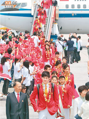 中國金牌運動員代表團訪港，獲熱烈歡迎。（袁志豪攝）