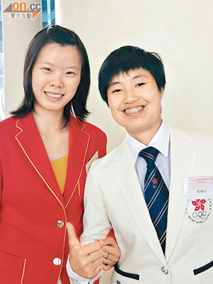港隊羽毛球代表葉姵延（右）與國家隊金牌選手李雪芮合照。