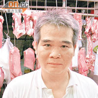 譚先生：「個街市日日都差唔多有成四十度，啲豬肉都焗到熱晒，邊有人買！」