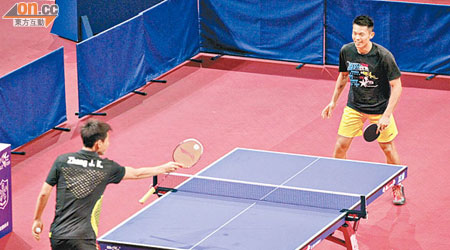林丹（右）挑戰張繼科的乒乓球，仍打得有「睇頭」。（羅錦鴻攝）