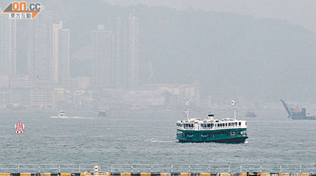 本港今日空氣污染指數將在偏高至甚高水平。（陳德賢攝）