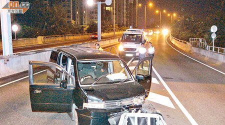 肇事七人車撞向路中防撞欄損毀。（楊日權攝）