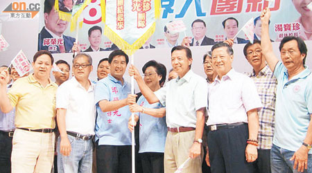 邱榮光（前排左三）得到大批鄉紳支持，聲言許勝不許敗。（許紹基攝）
