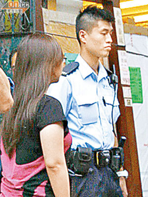 揚言跳樓的女子由警員在街頭尋回。（蘇仲賢攝）