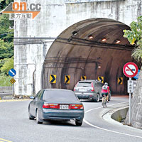 爭路小心<BR>蘇花公路隧道車輛未分道，單車必須與車輛爭路。
