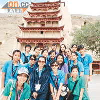 首次到訪敦煌莫高窟，一眾女童軍開心大合照。