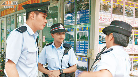 本港首位南亞裔女警Heina（中）與師兄姐在墮窗現場調查。（林明強攝）