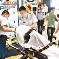 警方成功「救走」醉娃，由救護車送往附近醫院接受檢查。