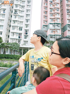 梁業鵬（戴帽者）希望政府可加建居屋，令更多人可以成為業主。（資料圖片）