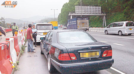 平治房車疑收掣不及撞向七人車尾。