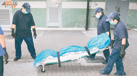 仵工到場將死者遺體舁送殮房。（楊日權攝）