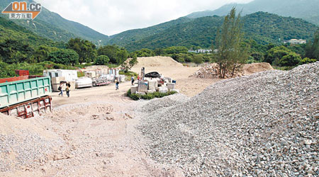 東涌一幅空地堆滿大量沙石及建築廢料。（黃仲民攝）