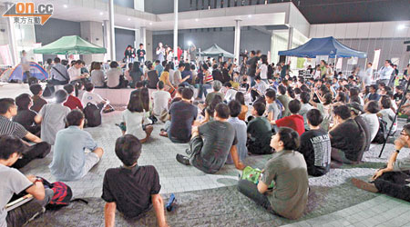 晚上一度有近二百人在政府總部外聚集，參與或聲援學民思潮的佔領行動。（高嘉業攝）