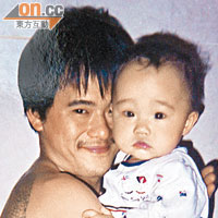 死者陳竹男生前抱着女兒合照。（資料圖片）
