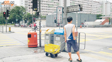 長沙灣道與東京街交界有一專線小巴「候車處」標示牌，被指設置不當。