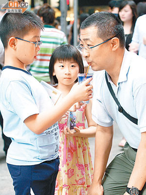 愈來愈多男士肩負照顧孩子責任。（資料圖片）