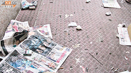 耀東邨懷疑有居民經常高空擲物，令一樓簷篷堆滿垃圾。（讀者提供）