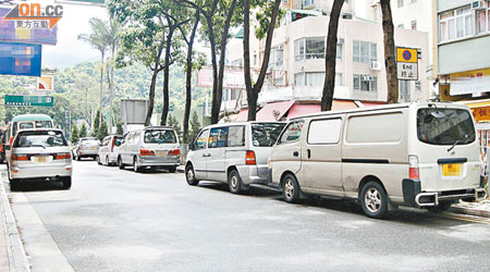 多部車輛違例停泊，令行車空間大為收窄。