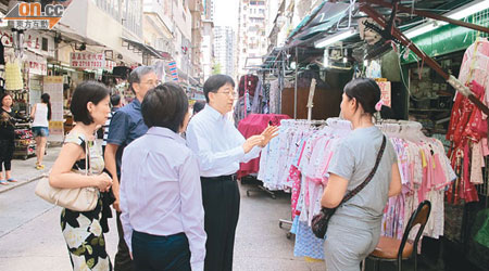 高永文（左四）昨到訪佐敦寶靈街固定小販區，了解小販營運情況。
