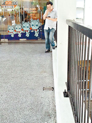 來往大埔運頭塘邨及毗鄰商場的行人天橋被指違例吸煙情況嚴重。