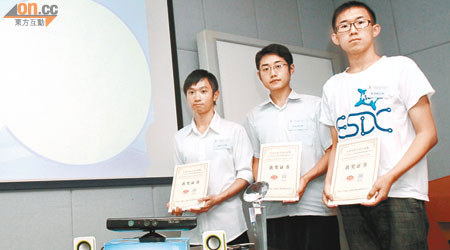 陳俊杰（左）、舒劍飛（中）及劉瑞峰（右）憑體感中文手語翻譯系統奪得「英特爾杯」。（胡家豪攝）