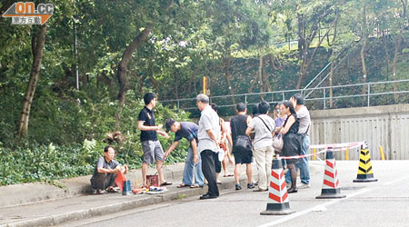 死者親友及同事到出事現場拜祭。（吳欽旺攝）