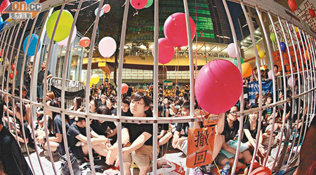反國民教育人士把氣球繫在政府總部的鐵閘上。（陸智豪攝）