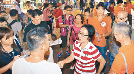 陳婉嫻（中）指有選民早上七時未開始投票，已恭喜她當選，致令她有可能落選。（伍鎮業攝）