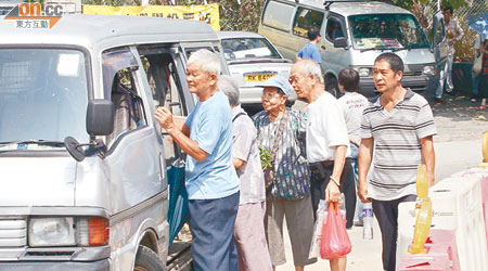 在元朗票站外，多名長者投票後乘坐小巴或客貨車離開。