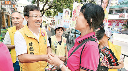 九龍西譚國僑（前左）代表民協參選，但被對手揶揄該黨在該區經營多年竟要告急。（陳錦輝攝）