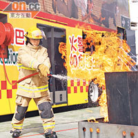 消防員執行救火任務時，需穿着可抵禦高溫的制服「黃金戰衣」。（資料圖片）