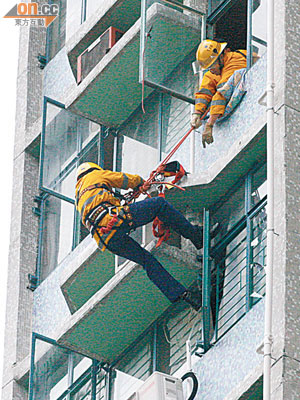 消防員執行拯救行動時，可選擇只穿着「黃金戰衣」的外層外套。