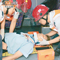 新巴車長頭部受傷，由救護員檢查傷勢。（戴展邦攝）