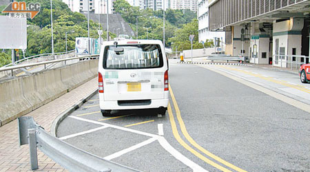 交匯處屬不准泊車範圍，但仍有車主無視禁令違泊。