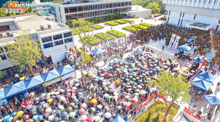 學聯發起罷課並在中文大學舉行集會，大會指高峰期有八千人參與。（霍振鋒攝）