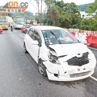 肇事私家車車頭毀爛。