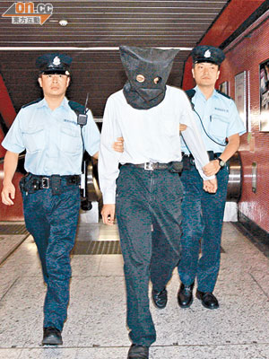 涉嫌在港鐵站扶手電梯偷拍裙底的男子帶署調查。（梁卓明攝）